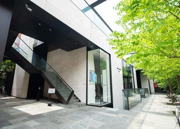 青山通りの賑わいと住居エリアの静けさに挟まれた独特の街並み