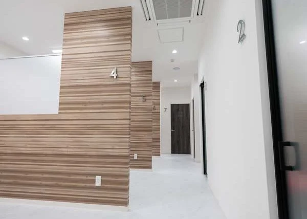 青山通りの賑わいと住居エリアの静けさに挟まれた独特の街並み