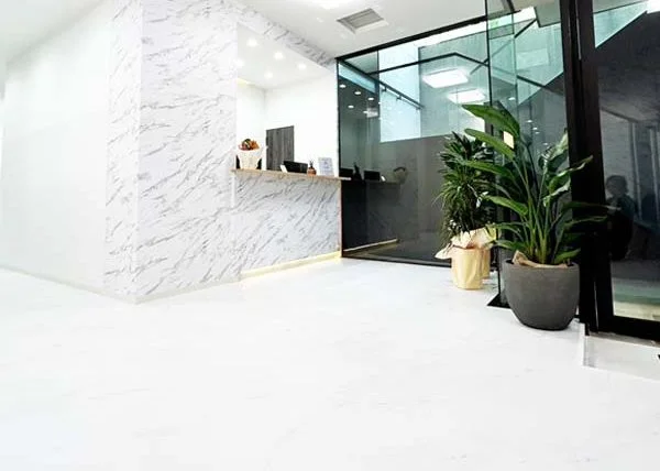 青山通りの賑わいと住居エリアの静けさに挟まれた独特の街並み