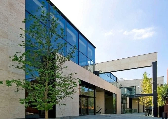 青山通りの賑わいと住居エリアの静けさに挟まれた独特の街並み