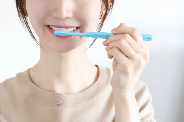 インビザライン中の歯磨きはいつ？回数やタイミング、外出先でできないときの工夫まで徹底解説